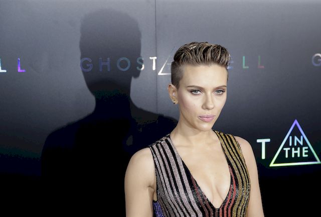 Scarlett Johansson chce się napić ze swoją 72-letnią SOBOWTÓRKĄ