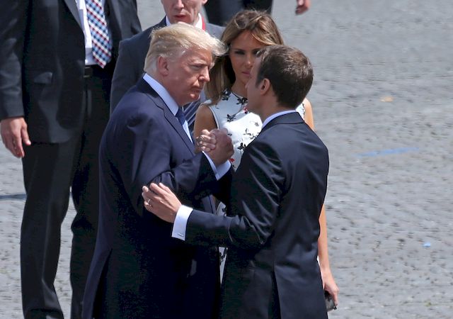 Mowa ciała Donalda Trumpa pokazuje, że GARDZI ludźmi?!