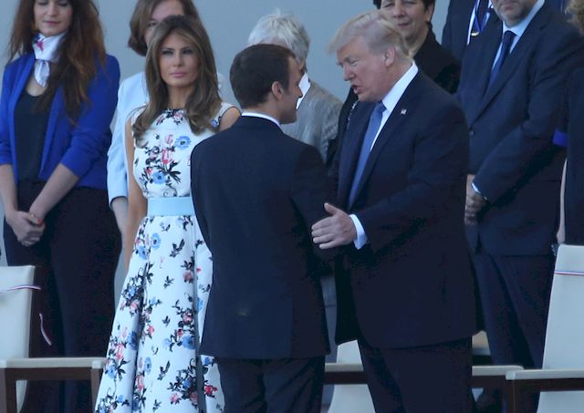 Mowa ciała Donalda Trumpa pokazuje, że GARDZI ludźmi?!