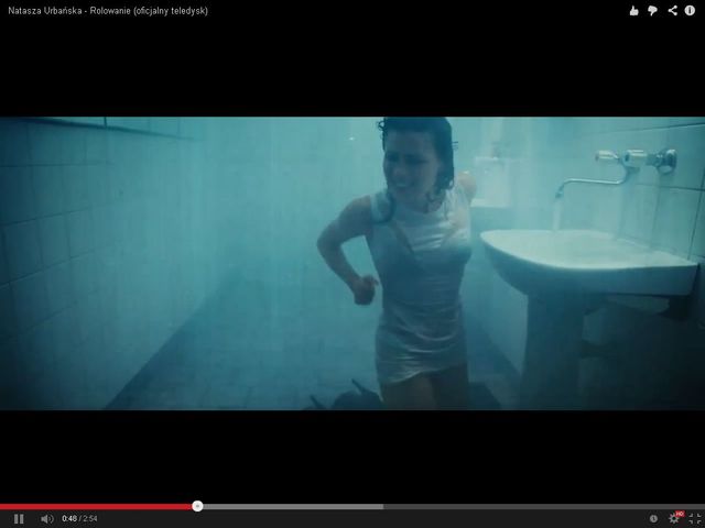 Mokra Urbańska wije się na podłodze w ubikacji (FOTO)