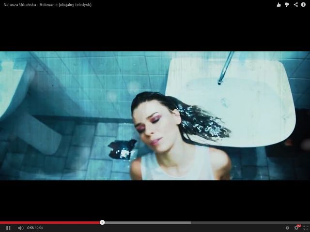 Mokra Urbańska wije się na podłodze w ubikacji (FOTO)