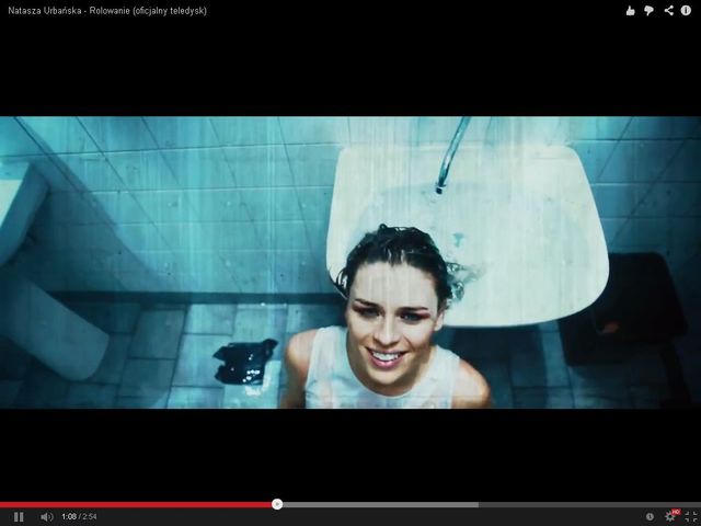 Mokra Urbańska wije się na podłodze w ubikacji (FOTO)