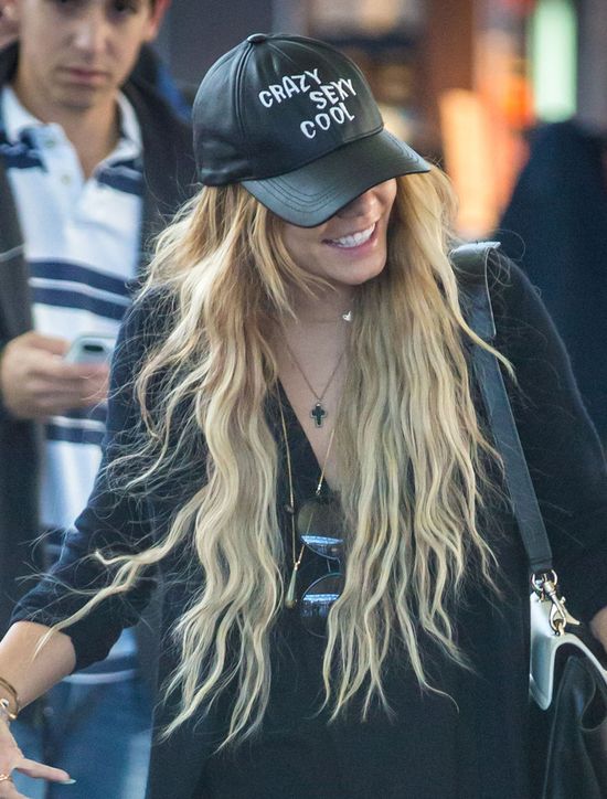 Naturalna twarz i sztuczne włosy Vanessy Hudgens (FOTO)