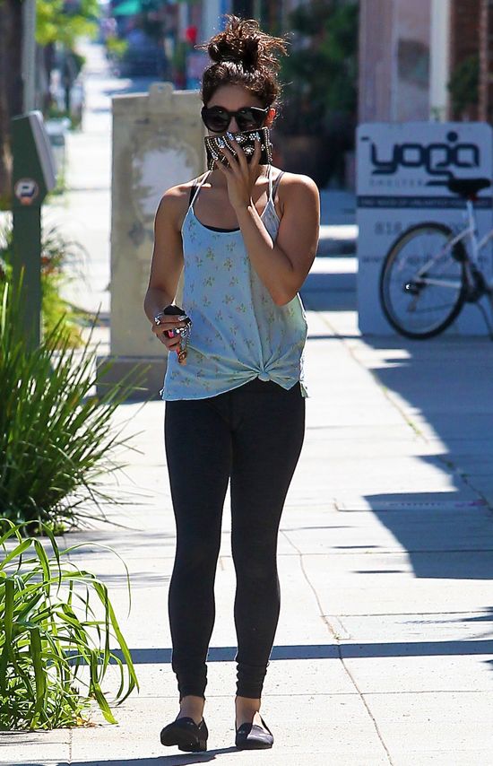 Vanessa Hudgens zasłania twarz przed paparazzo (FOTO)