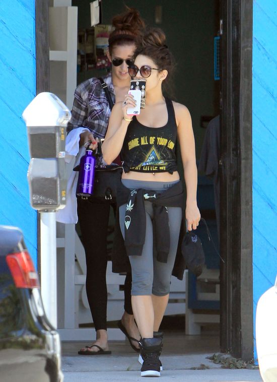 Vanessa Hudgens odsłania brzuch (FOTO)