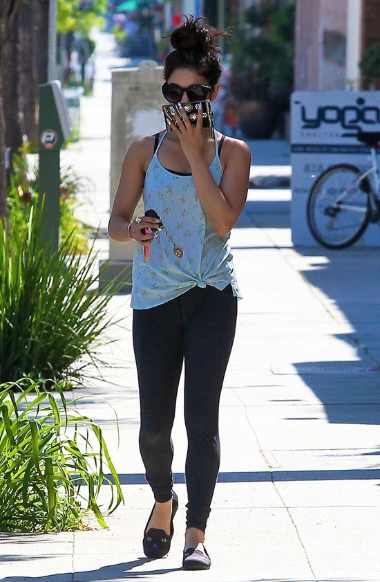 Vanessa Hudgens zasłania twarz przed paparazzo (FOTO) Vanessa Hudgens zasłania twarz przed paparazzo (FOTO)