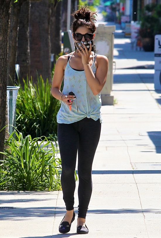 Vanessa Hudgens zasłania twarz przed paparazzo (FOTO) Vanessa Hudgens zasłania twarz przed paparazzo (FOTO)