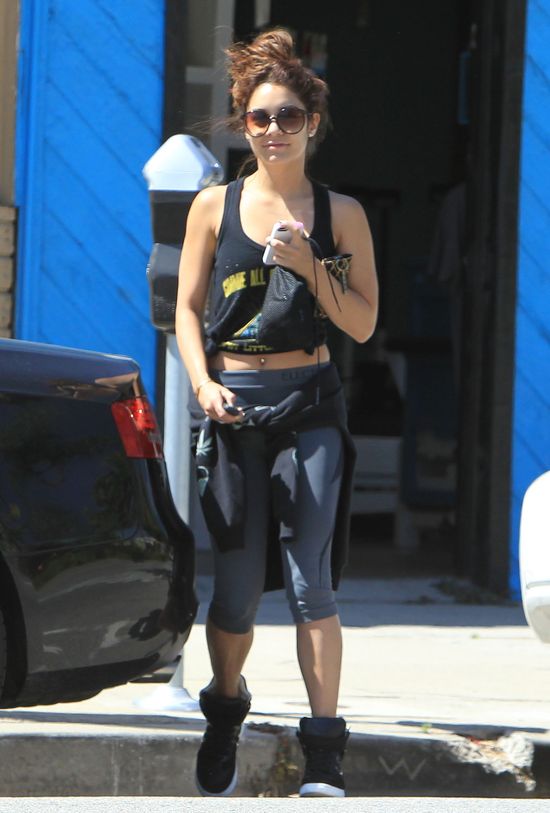 Vanessa Hudgens odsłania brzuch (FOTO)