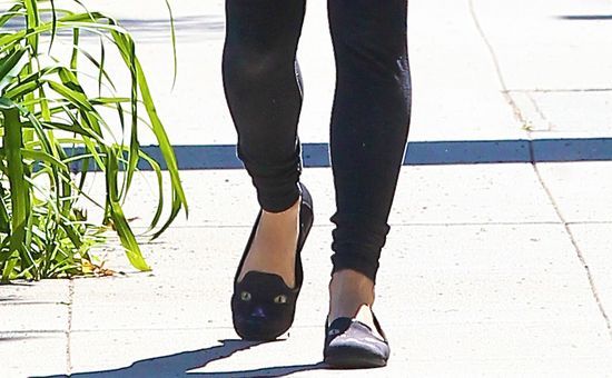 Vanessa Hudgens zasłania twarz przed paparazzo (FOTO) Vanessa Hudgens zasłania twarz przed paparazzo (FOTO)