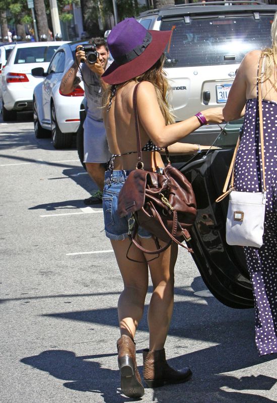 Vanessa Hundens seksowną kowbojką (FOTO)