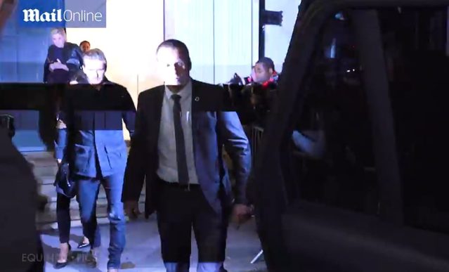 Ponury David wyprowadza chwiejącą się Victorię z lokalu 