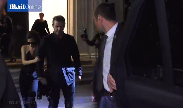 Ponury David wyprowadza chwiejącą się Victorię z lokalu 