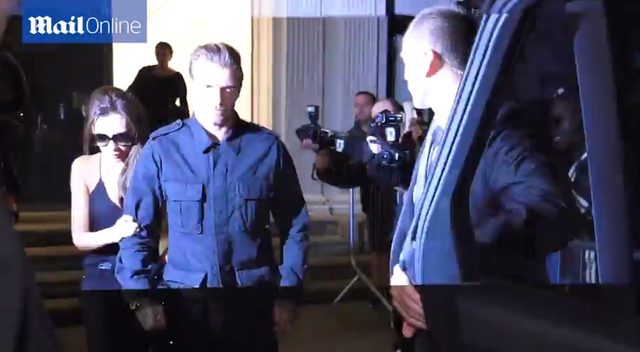 Ponury David wyprowadza chwiejącą się Victorię z lokalu 