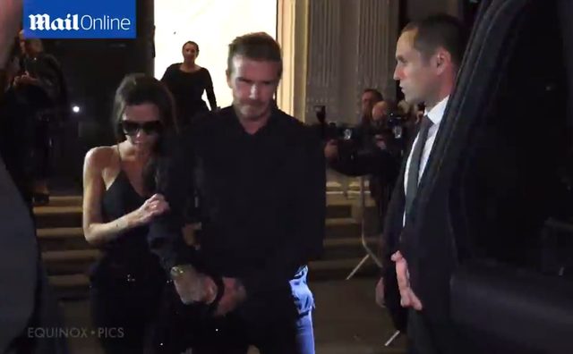 Ponury David wyprowadza chwiejącą się Victorię z lokalu 