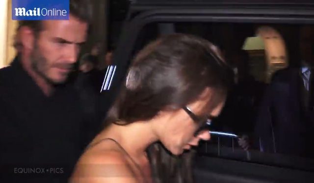 Ponury David wyprowadza chwiejącą się Victorię z lokalu 