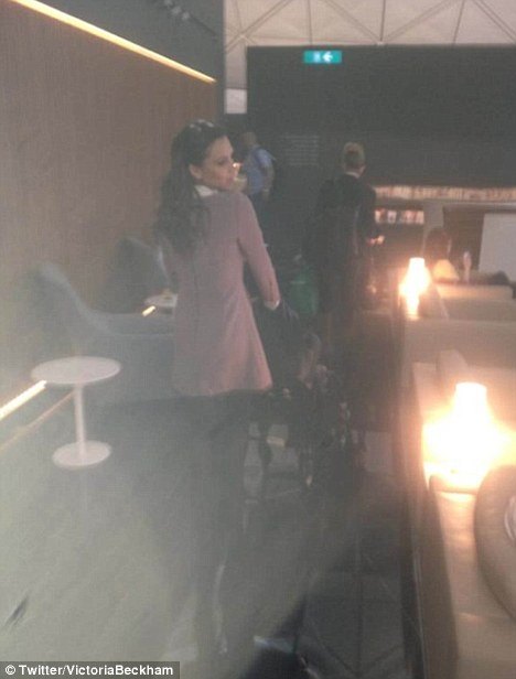 Victoria Beckham bawi się w stewardessę (FOTO)