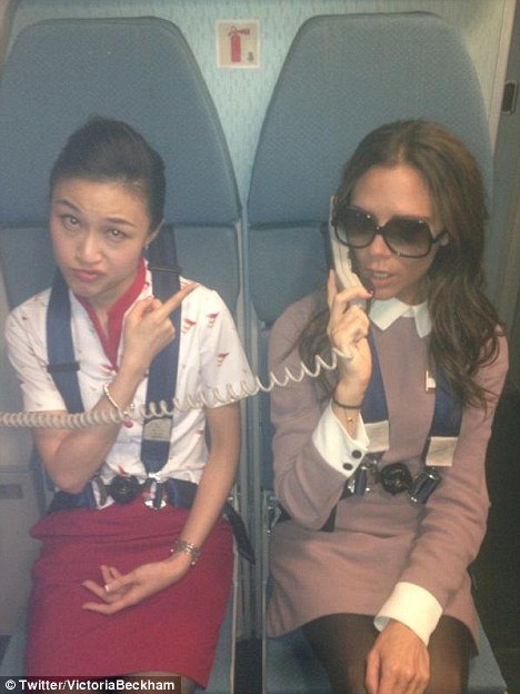 Victoria Beckham bawi się w stewardessę (FOTO)