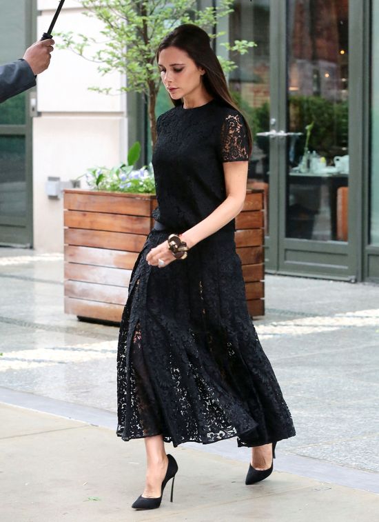 Victoria Beckham pogrążyła się czernią (FOTO) Victoria Beckham pogrążyła się czernią (FOTO)