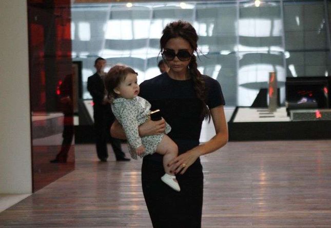 Victoria Beckham z córką Harper próbują kuchni chińskiej Victoria Beckham z córką Harper próbują kuchni chińskiej