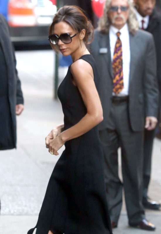 Gdy zdejmie okulary, Victoria Beckham nie wygląda najlepiej 