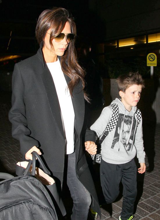 Victoria Beckham opiekę nad Harper powierza synowi (FOTO)