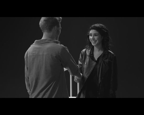 Obcy ludzie rozbierają się i kładą razem do łóżka [VIDEO]