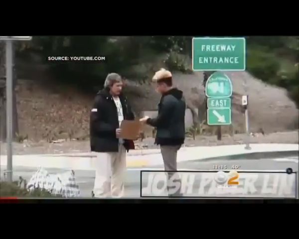 Film z bezdomnym, który dostał 100 dolarów był ustawką? [VID