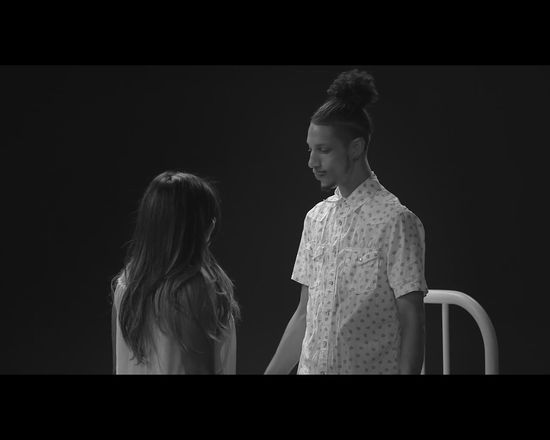 Obcy ludzie rozbierają się i kładą razem do łóżka [VIDEO]