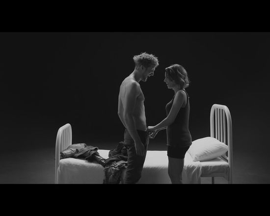 Obcy ludzie rozbierają się i kładą razem do łóżka [VIDEO]