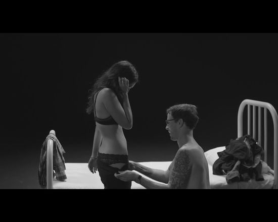 Obcy ludzie rozbierają się i kładą razem do łóżka [VIDEO]