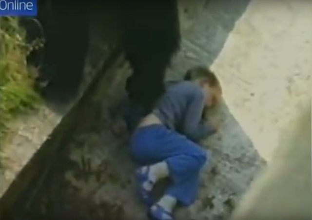 Szok! 5-latek w zoo spadł na wybieg z gorylami (VIDEO)