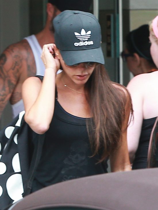 Ponury David wyprowadza chwiejącą się Victorię z lokalu 