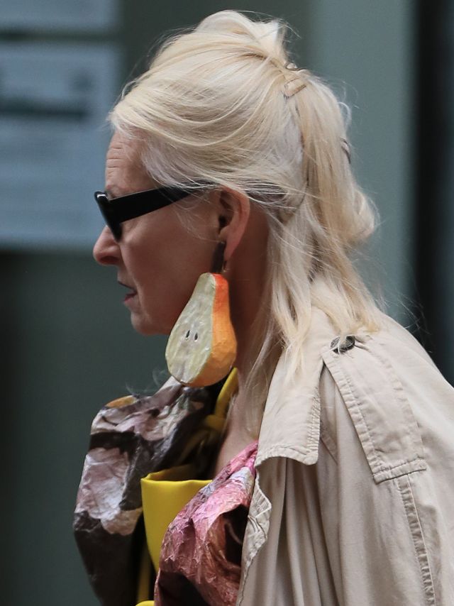 Kolczyki w kształcie wielkich gruszek - tylko ona mogła wybrać coś takiego (ZDJĘ