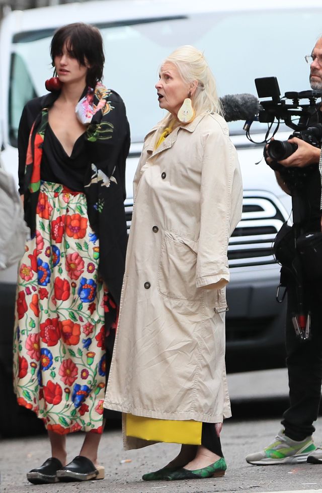 Kolczyki w kształcie wielkich gruszek - tylko ona mogła wybrać coś takiego (ZDJĘ Kolczyki w kształcie wielkich gruszek - tylko ona mogła wybrać coś takiego (ZDJĘ