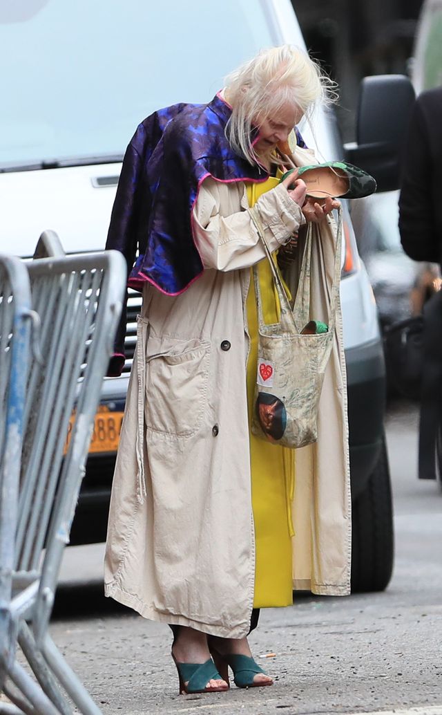 Kolczyki w kształcie wielkich gruszek - tylko ona mogła wybrać coś takiego (ZDJĘ Kolczyki w kształcie wielkich gruszek - tylko ona mogła wybrać coś takiego (ZDJĘ