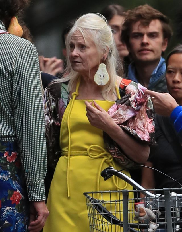 Kolczyki w kształcie wielkich gruszek - tylko ona mogła wybrać coś takiego (ZDJĘ Kolczyki w kształcie wielkich gruszek - tylko ona mogła wybrać coś takiego (ZDJĘ