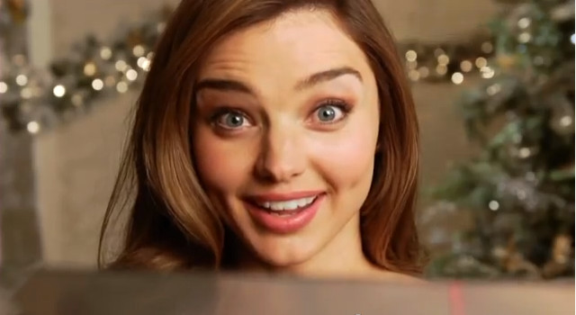 Aniołki Victoria`s Secret śpiewają kolędę (FOTO)