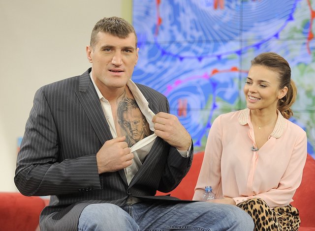 Herbuś ogląda tatuaż Mariusza Wacha (FOTO)