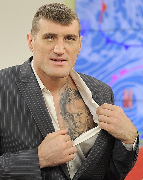 Herbuś ogląda tatuaż Mariusza Wacha (FOTO)