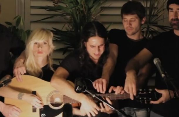 Ile osób może grać na jednej gitarze? [VIDEO]