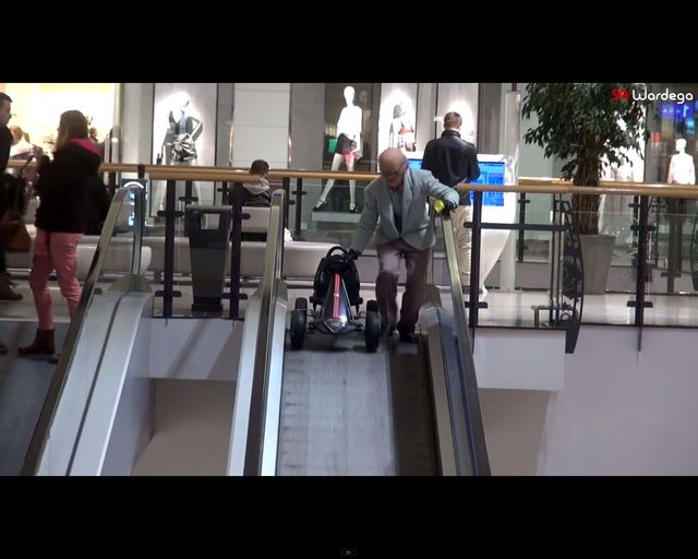 Czy ten dziadek oszalał? Łowi ryby w Tesco! [VIDEO]