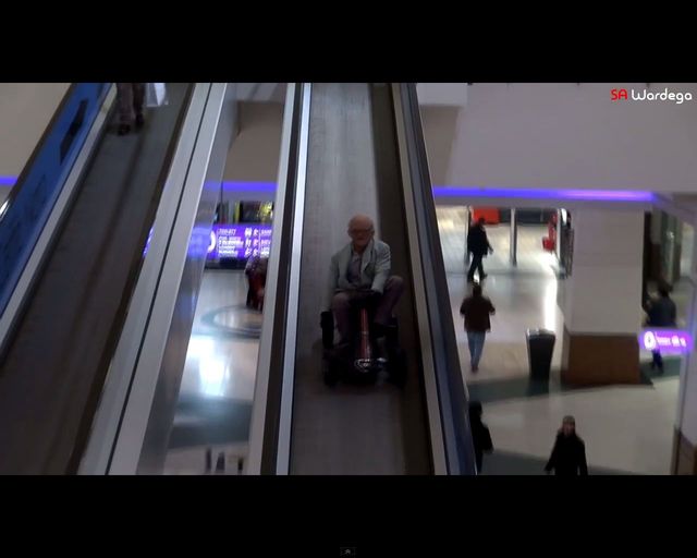 Czy ten dziadek oszalał? Łowi ryby w Tesco! [VIDEO]