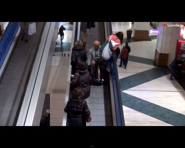 Czy ten dziadek oszalał? Łowi ryby w Tesco! [VIDEO]