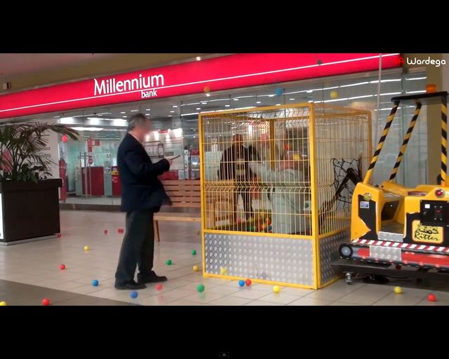 Czy ten dziadek oszalał? Łowi ryby w Tesco! [VIDEO]