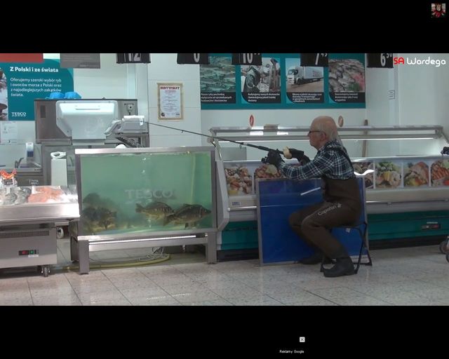 Czy ten dziadek oszalał? Łowi ryby w Tesco! [VIDEO]