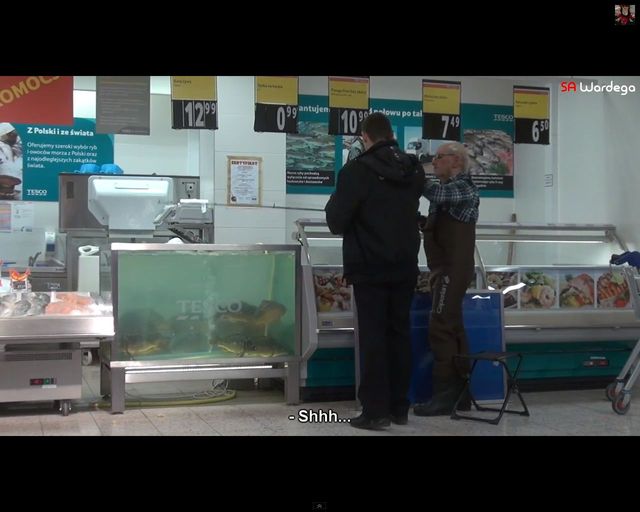 Czy ten dziadek oszalał? Łowi ryby w Tesco! [VIDEO]