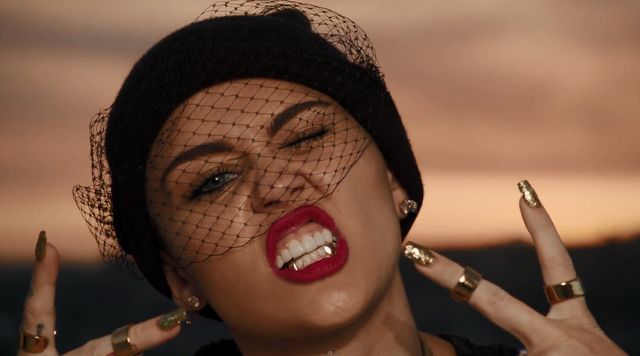 Miley Cyrus i jej złote zęby (FOTO+VIDEO)