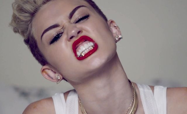 Miley Cyrus i jej złote zęby (FOTO+VIDEO)