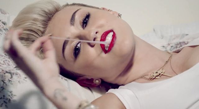 Miley Cyrus i jej złote zęby (FOTO+VIDEO)
