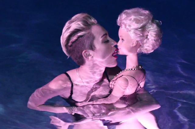 Miley Cyrus i jej złote zęby (FOTO+VIDEO)
